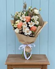 Букет цветов из:  Альстромерии, Лизиантусы, Розы и Хризантемы в Милославском