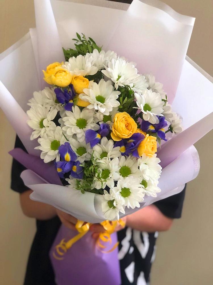 Букет цветов из: Ирисы, Хризантемы и Розы в Милославском