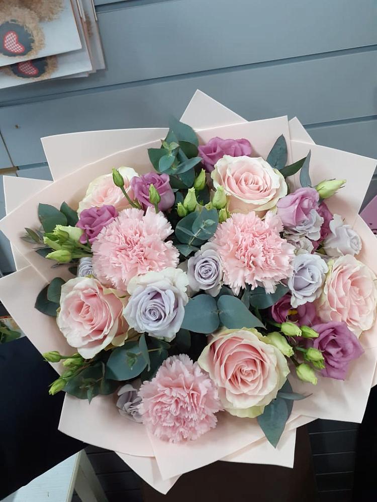 Букет цветов из: Розы, Гвоздики и Лизиантусы в Милославском